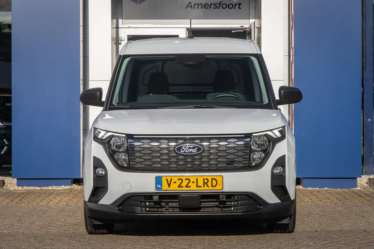 Cour. Trend 44 kWh | Trekhaak | Apple Carplay/Android Auto | Cruise control adaptief | Keyless | Electronic climate controle | Parkeersensor achter | Navigatiesysteem | Apple Carplay/Android
