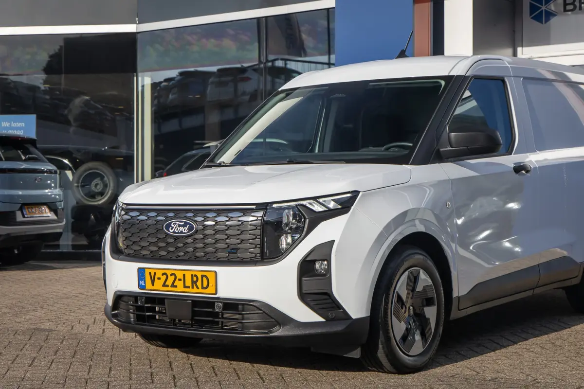 Cour. Trend 44 kWh | Trekhaak | Apple Carplay/Android Auto | Cruise control adaptief | Keyless | Electronic climate controle | Parkeersensor achter | Navigatiesysteem | Apple Carplay/Android