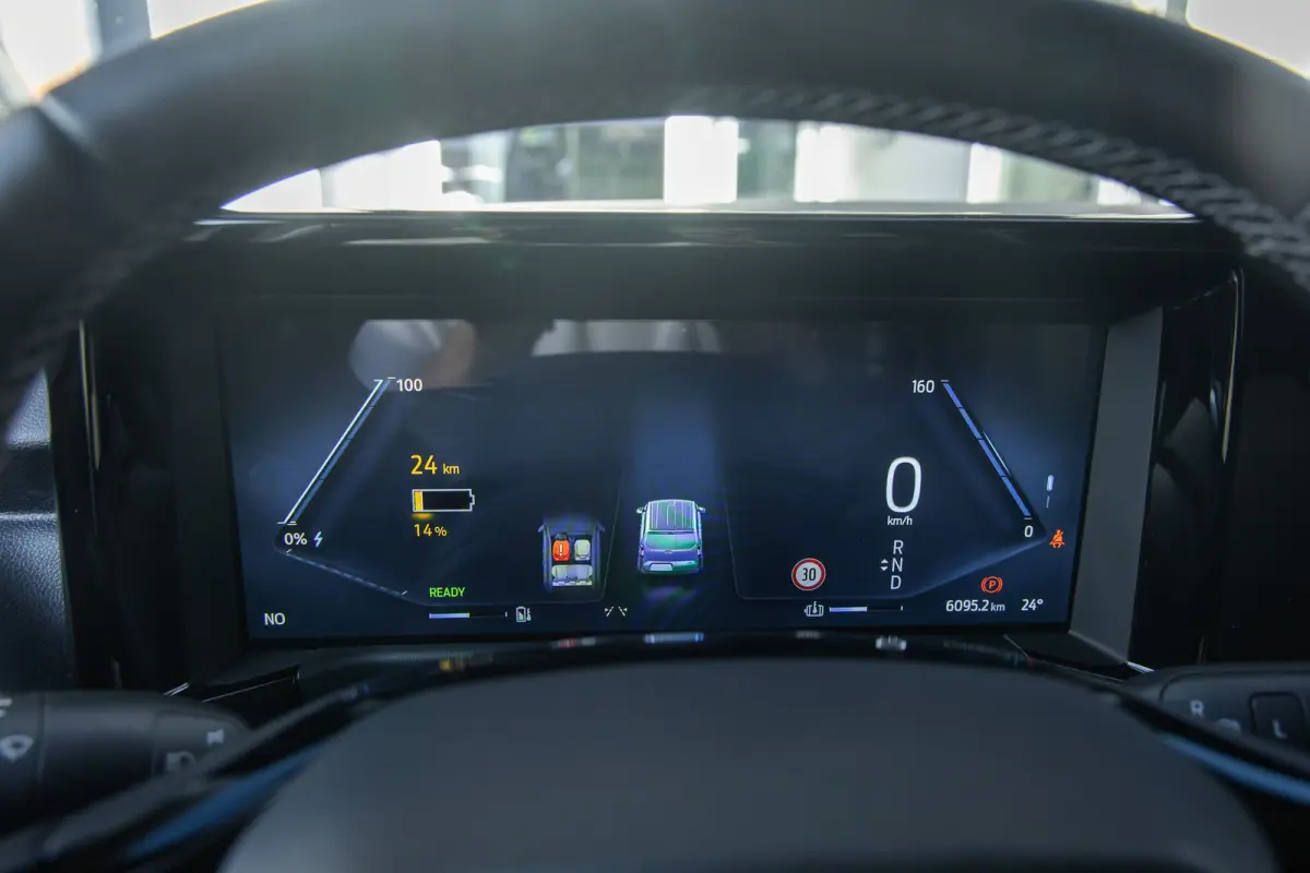Cour. Trend 44 kWh | Trekhaak | Apple Carplay/Android Auto | Cruise control adaptief | Keyless | Electronic climate controle | Parkeersensor achter | Navigatiesysteem | Apple Carplay/Android