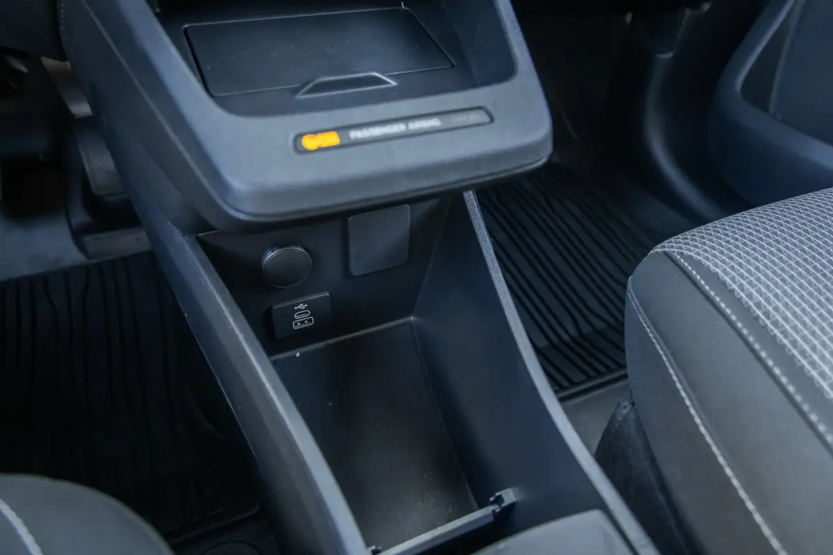 Cour. Trend 44 kWh | Trekhaak | Apple Carplay/Android Auto | Cruise control adaptief | Keyless | Electronic climate controle | Parkeersensor achter | Navigatiesysteem | Apple Carplay/Android