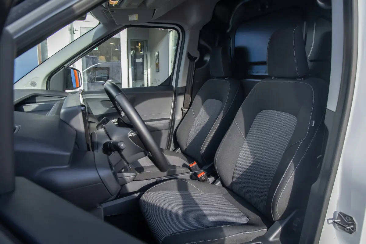 Cour. Trend 44 kWh | Trekhaak | Apple Carplay/Android Auto | Cruise control adaptief | Keyless | Electronic climate controle | Parkeersensor achter | Navigatiesysteem | Apple Carplay/Android