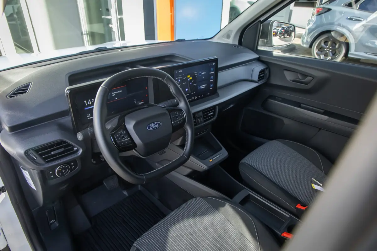 Cour. Trend 44 kWh | Trekhaak | Apple Carplay/Android Auto | Cruise control adaptief | Keyless | Electronic climate controle | Parkeersensor achter | Navigatiesysteem | Apple Carplay/Android