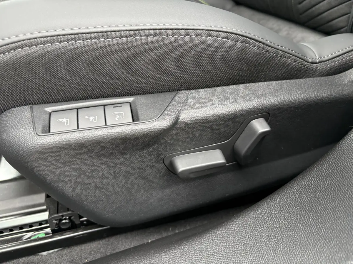 1.2 Hybrid 145 GT Van € 44.979,- voor € 37.643,-!! | Panoramisch schuifdak | Stoelverwarming | Camera | Apple Carplay/Android Auto
