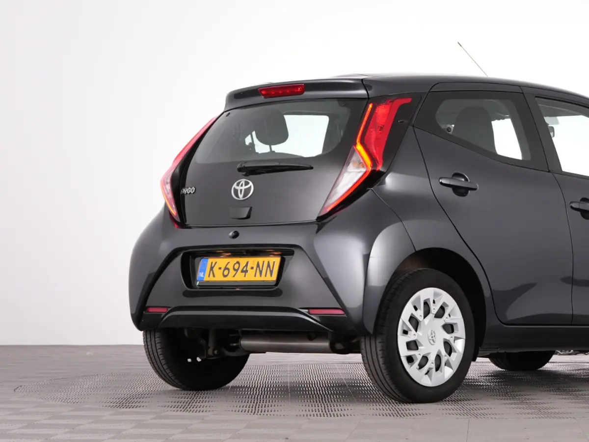 1.0 VVT-i x-play Automaat | AIRCO | CAMERA ✅ 1e Eigenaar !