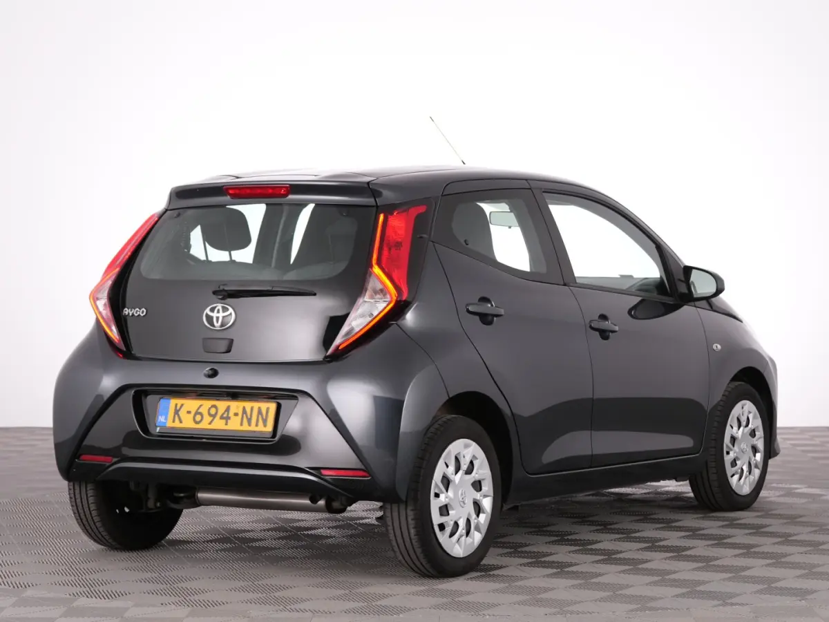 1.0 VVT-i x-play Automaat | AIRCO | CAMERA ✅ 1e Eigenaar !