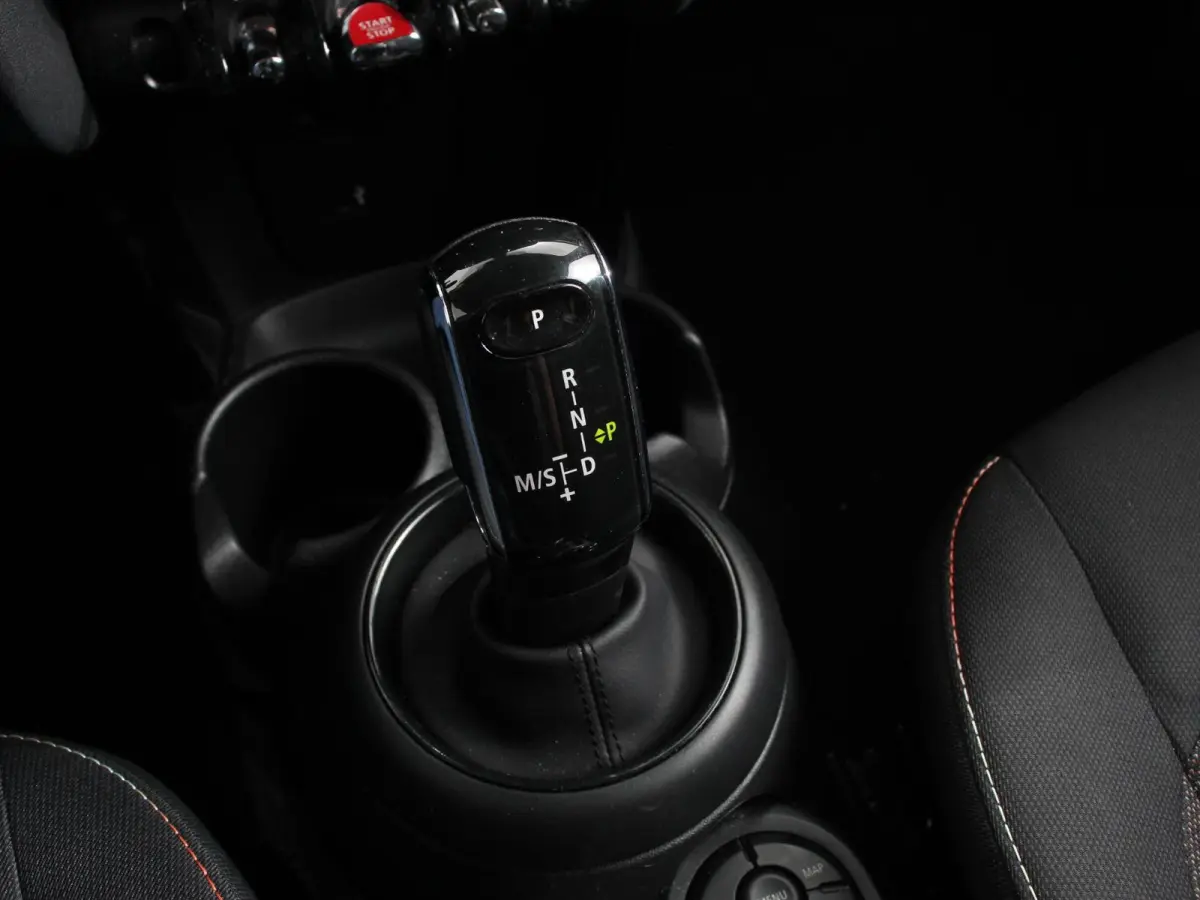 Cooper 1.5 136pk Automaat Essential Trim Climate control Navigatie Cruise control LED Parkeersensoren Apple carplay/ Android Auto Lichtmetalen velgen
