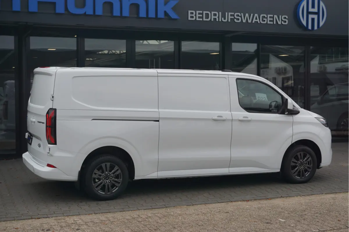340L 218PK 71KWH Limited AUT BPM VRIJ!! Apple CP / Android A, LED, 17" LM!! NR. EC20