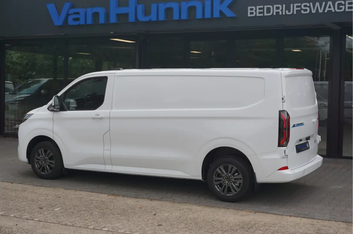 340L 218PK 71KWH Limited AUT BPM VRIJ!! Apple CP / Android A, LED, 17" LM!! NR. EC20