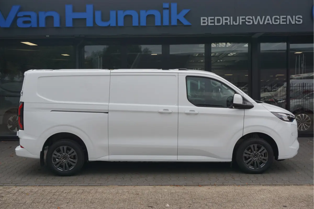 340L 218PK 71KWH Limited AUT BPM VRIJ!! Apple CP / Android A, LED, 17" LM!! NR. EC20
