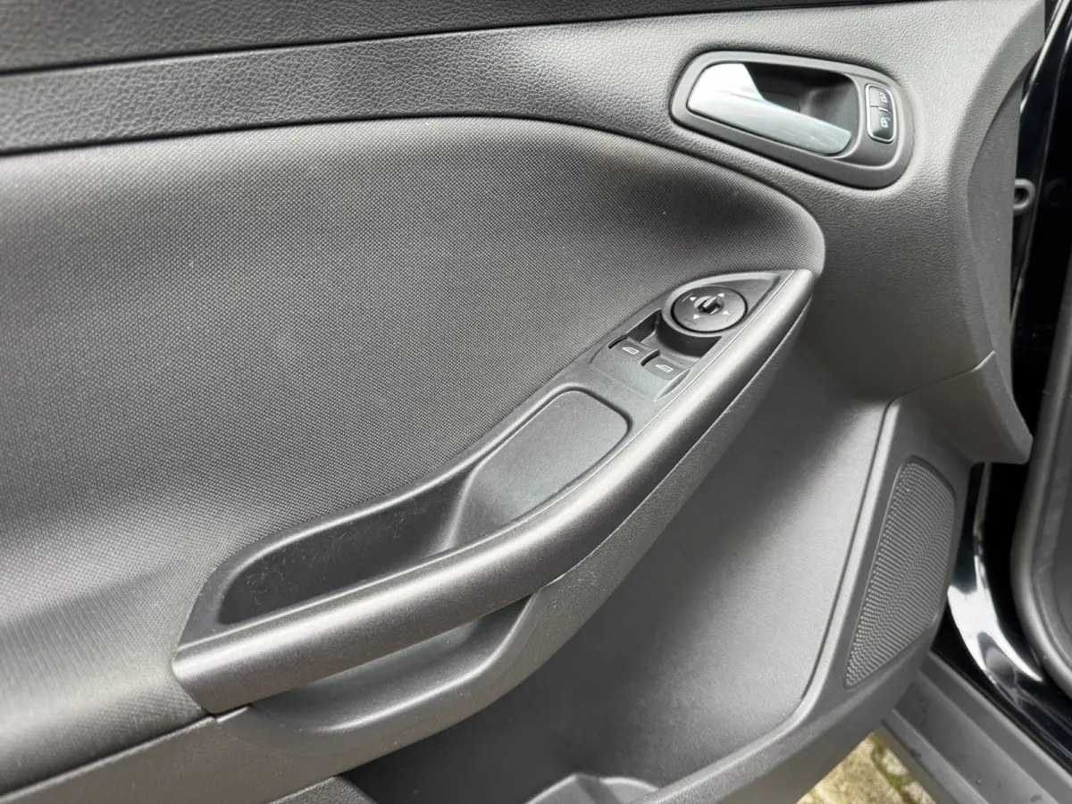 1.0 Lease Edition / NWE DISTR.RIEM !! / VOORRUITVERW. / ALL-SEASON / CRUISE / BLUET. / CARPLAY / PRIVACY GLASS / '16 !