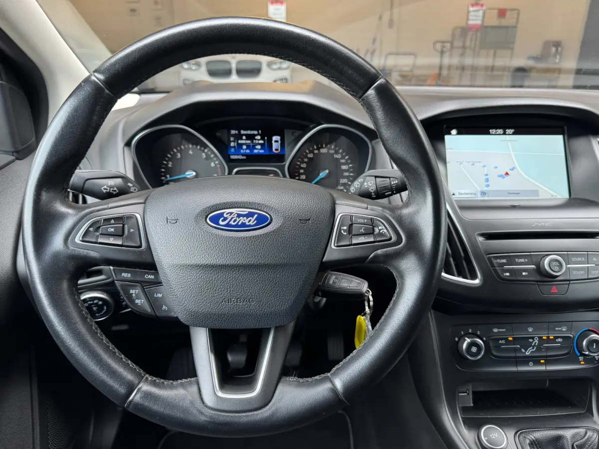 1.0 Lease Edition / NWE DISTR.RIEM !! / VOORRUITVERW. / ALL-SEASON / CRUISE / BLUET. / CARPLAY / PRIVACY GLASS / '16 !