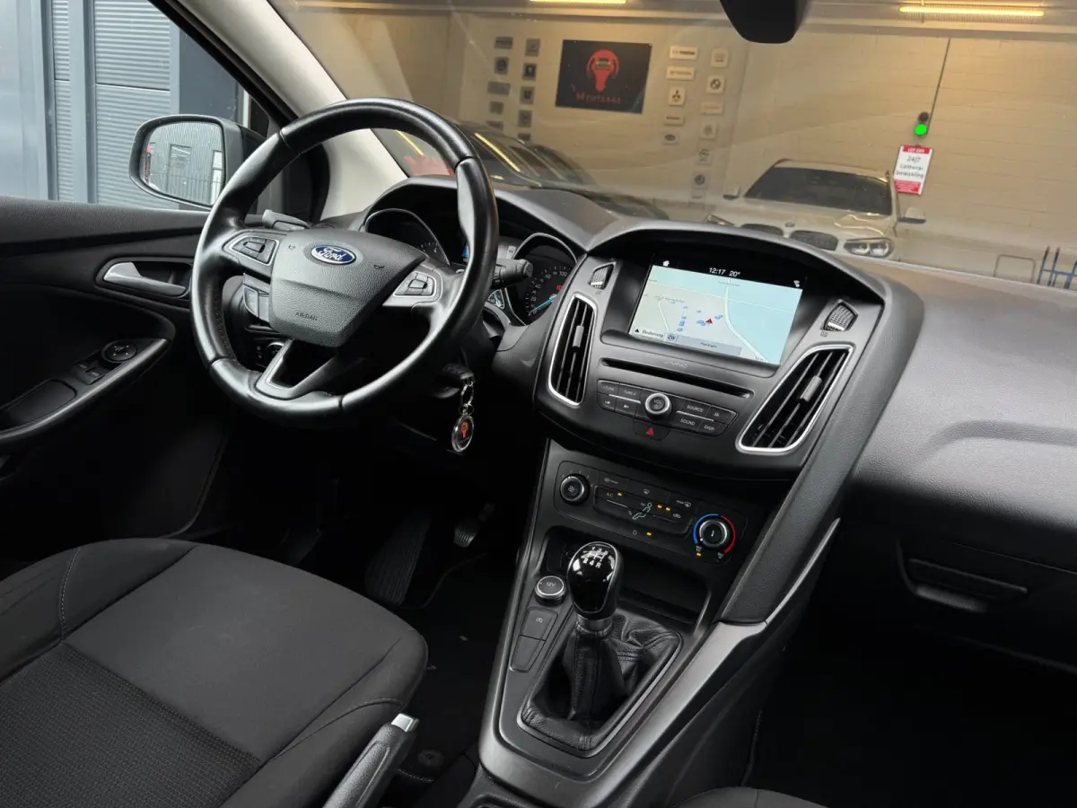 1.0 Lease Edition / NWE DISTR.RIEM !! / VOORRUITVERW. / ALL-SEASON / CRUISE / BLUET. / CARPLAY / PRIVACY GLASS / '16 !