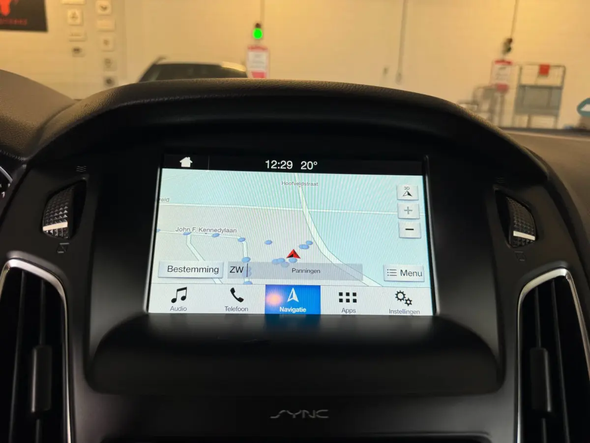 1.0 Lease Edition / NWE DISTR.RIEM !! / VOORRUITVERW. / ALL-SEASON / CRUISE / BLUET. / CARPLAY / PRIVACY GLASS / '16 !