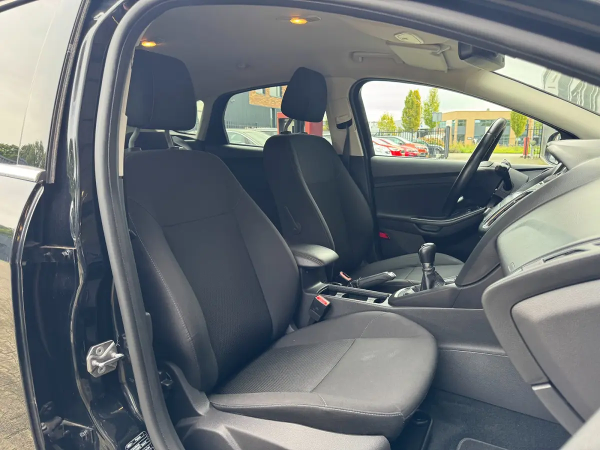 1.0 Lease Edition / NWE DISTR.RIEM !! / VOORRUITVERW. / ALL-SEASON / CRUISE / BLUET. / CARPLAY / PRIVACY GLASS / '16 !