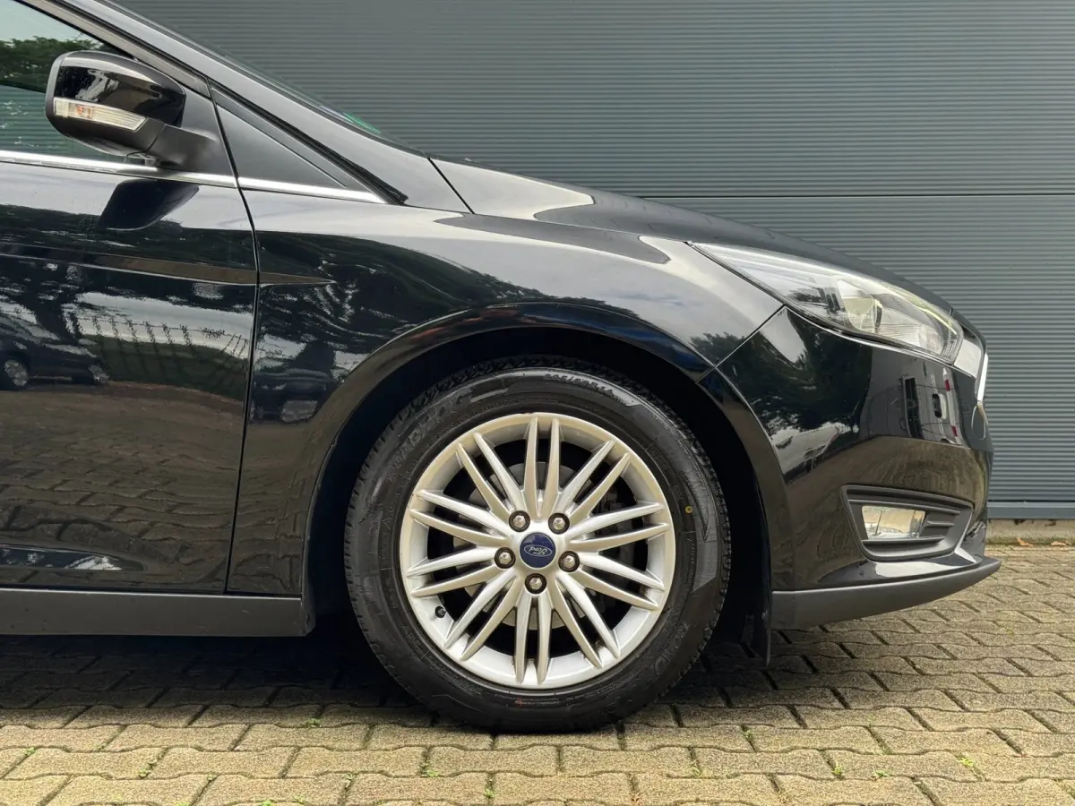 1.0 Lease Edition / NWE DISTR.RIEM !! / VOORRUITVERW. / ALL-SEASON / CRUISE / BLUET. / CARPLAY / PRIVACY GLASS / '16 !