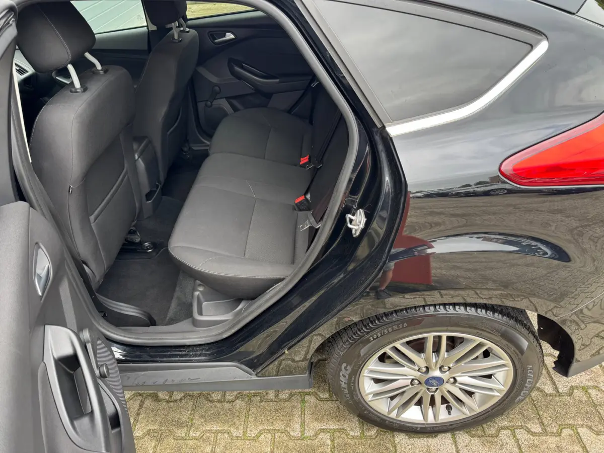 1.0 Lease Edition / NWE DISTR.RIEM !! / VOORRUITVERW. / ALL-SEASON / CRUISE / BLUET. / CARPLAY / PRIVACY GLASS / '16 !