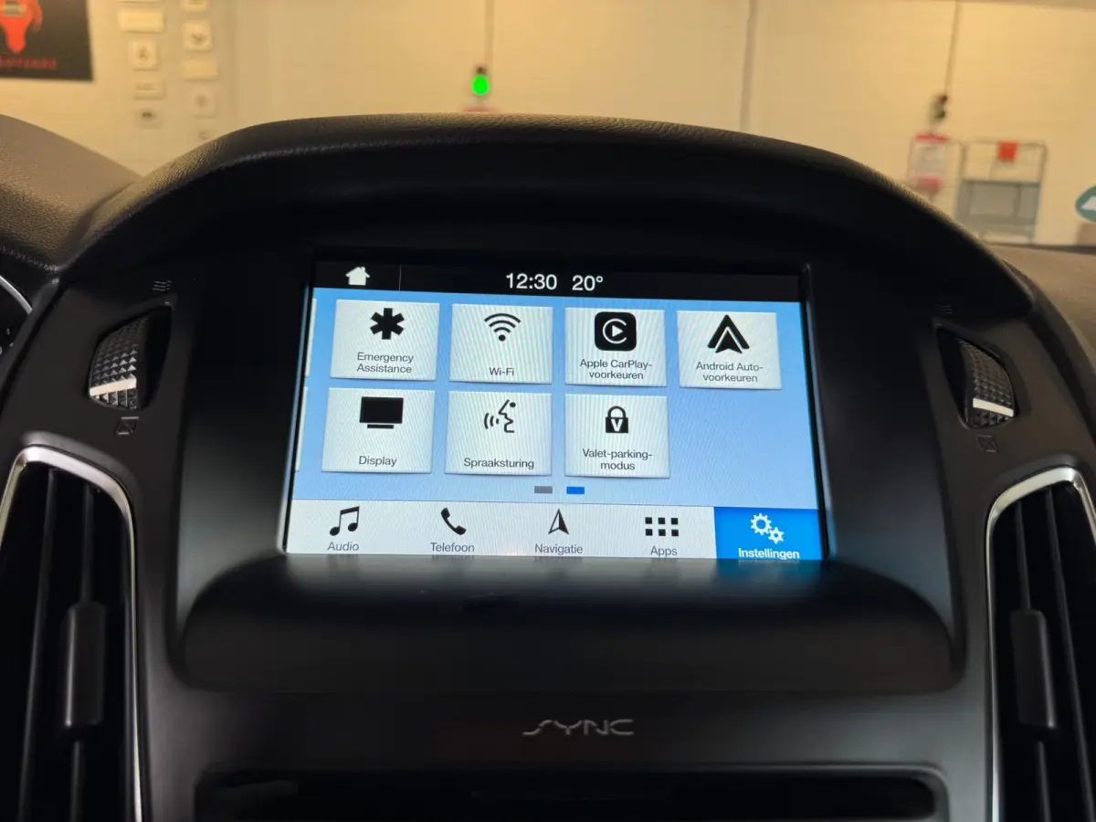 1.0 Lease Edition / NWE DISTR.RIEM !! / VOORRUITVERW. / ALL-SEASON / CRUISE / BLUET. / CARPLAY / PRIVACY GLASS / '16 !