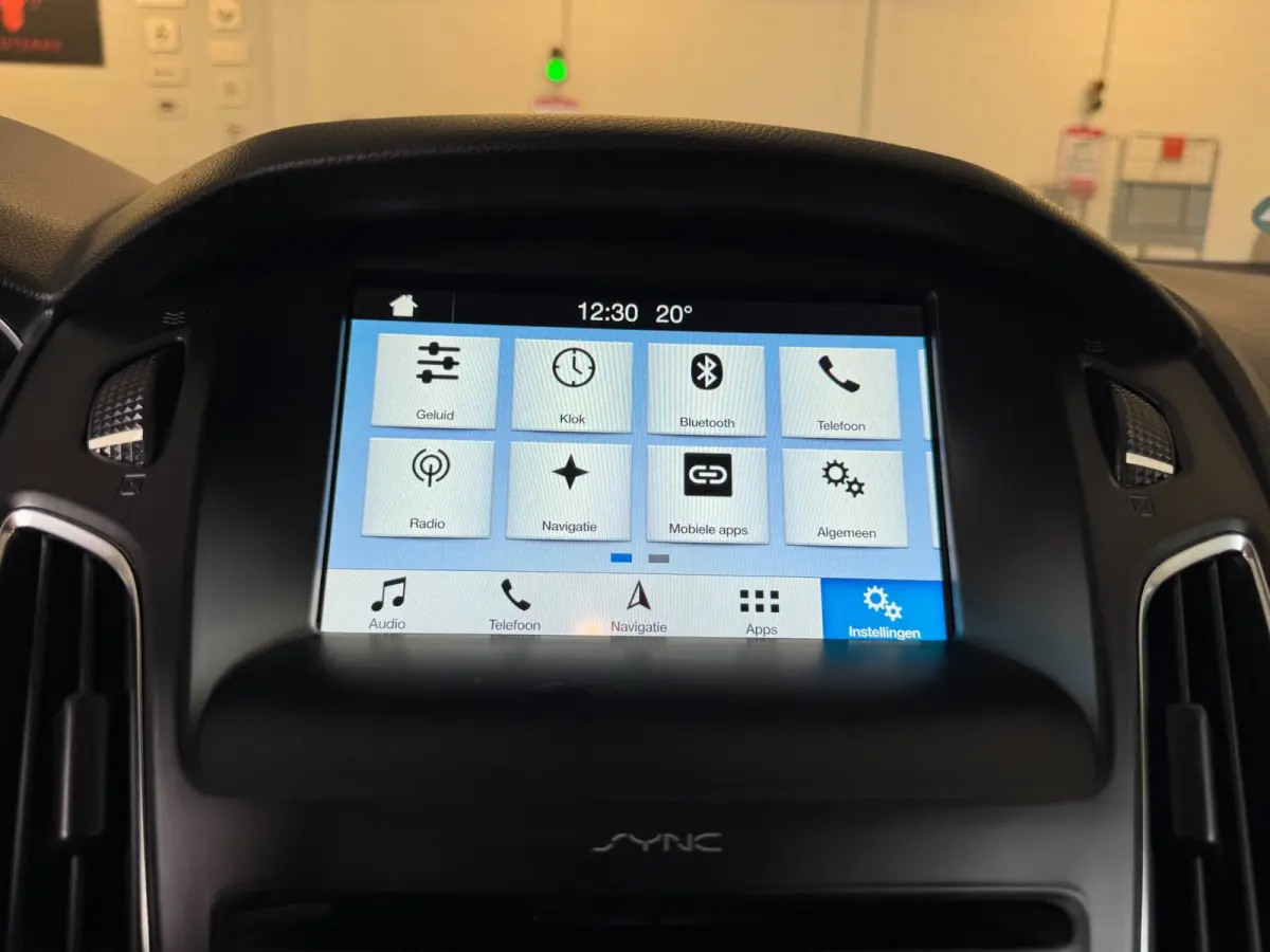 1.0 Lease Edition / NWE DISTR.RIEM !! / VOORRUITVERW. / ALL-SEASON / CRUISE / BLUET. / CARPLAY / PRIVACY GLASS / '16 !