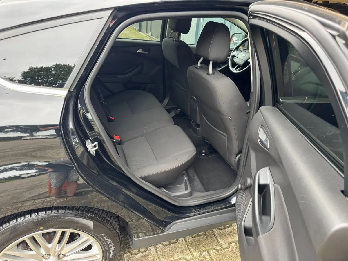 1.0 Lease Edition / NWE DISTR.RIEM !! / VOORRUITVERW. / ALL-SEASON / CRUISE / BLUET. / CARPLAY / PRIVACY GLASS / '16 !