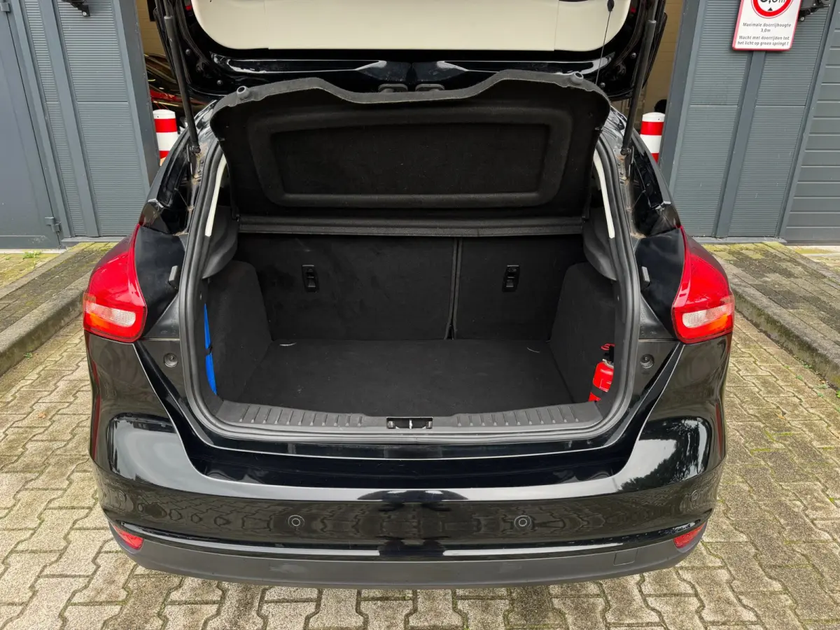 1.0 Lease Edition / NWE DISTR.RIEM !! / VOORRUITVERW. / ALL-SEASON / CRUISE / BLUET. / CARPLAY / PRIVACY GLASS / '16 !