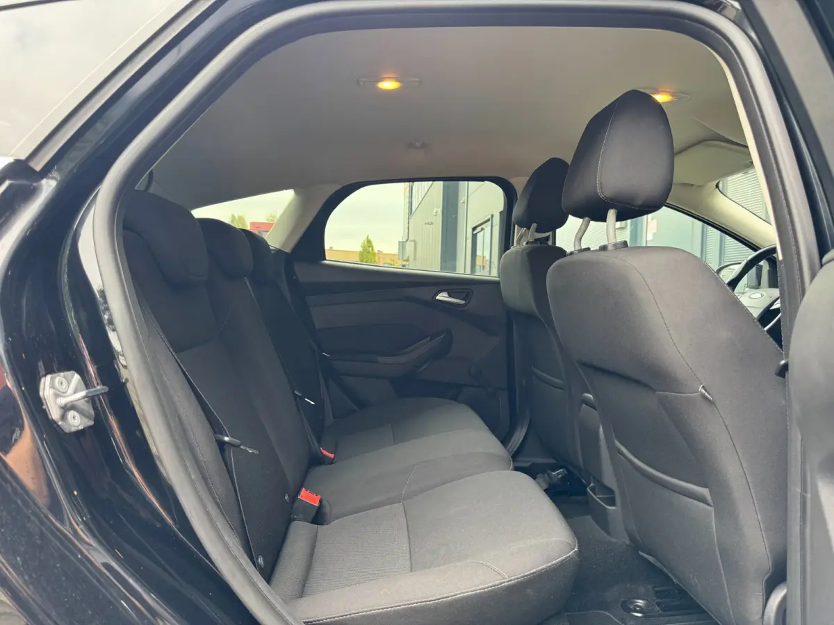 1.0 Lease Edition / NWE DISTR.RIEM !! / VOORRUITVERW. / ALL-SEASON / CRUISE / BLUET. / CARPLAY / PRIVACY GLASS / '16 !