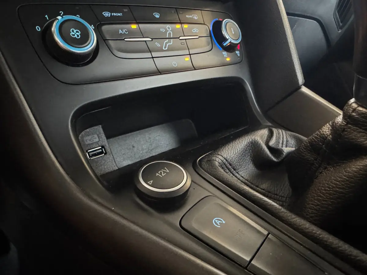 1.0 Lease Edition / NWE DISTR.RIEM !! / VOORRUITVERW. / ALL-SEASON / CRUISE / BLUET. / CARPLAY / PRIVACY GLASS / '16 !
