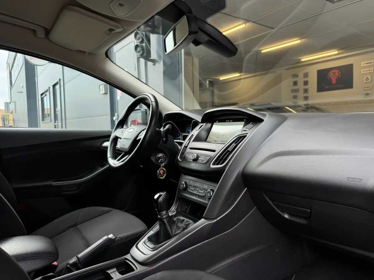 1.0 Lease Edition / NWE DISTR.RIEM !! / VOORRUITVERW. / ALL-SEASON / CRUISE / BLUET. / CARPLAY / PRIVACY GLASS / '16 !