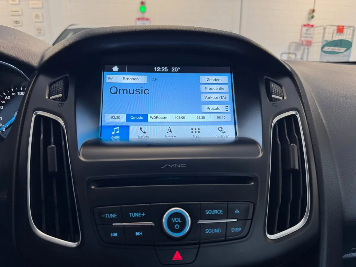 1.0 Lease Edition / NWE DISTR.RIEM !! / VOORRUITVERW. / ALL-SEASON / CRUISE / BLUET. / CARPLAY / PRIVACY GLASS / '16 !