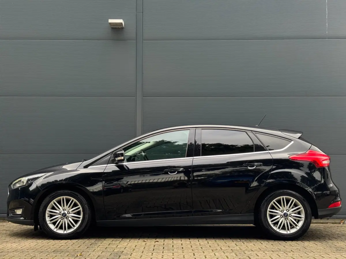1.0 Lease Edition / NWE DISTR.RIEM !! / VOORRUITVERW. / ALL-SEASON / CRUISE / BLUET. / CARPLAY / PRIVACY GLASS / '16 !