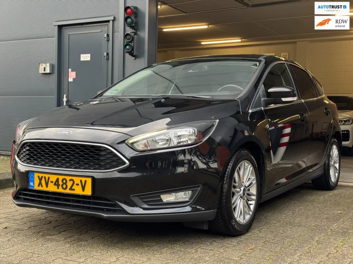 1.0 Lease Edition / NWE DISTR.RIEM !! / VOORRUITVERW. / ALL-SEASON / CRUISE / BLUET. / CARPLAY / PRIVACY GLASS / '16 !