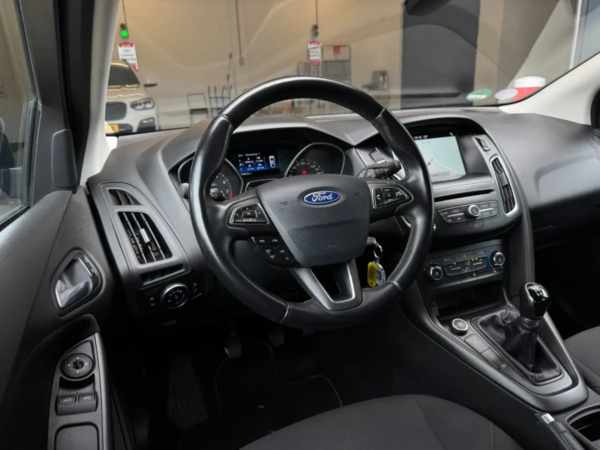 1.0 Lease Edition / NWE DISTR.RIEM !! / VOORRUITVERW. / ALL-SEASON / CRUISE / BLUET. / CARPLAY / PRIVACY GLASS / '16 !