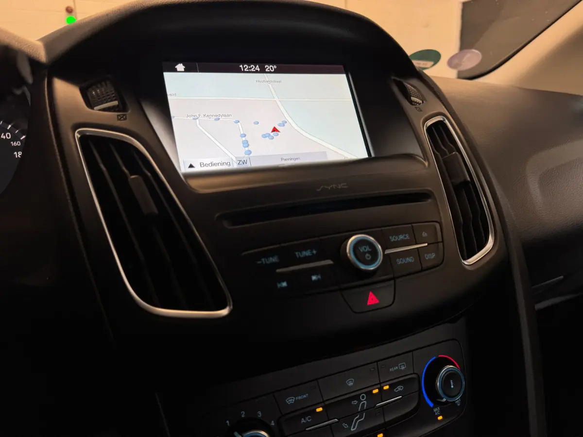 1.0 Lease Edition / NWE DISTR.RIEM !! / VOORRUITVERW. / ALL-SEASON / CRUISE / BLUET. / CARPLAY / PRIVACY GLASS / '16 !