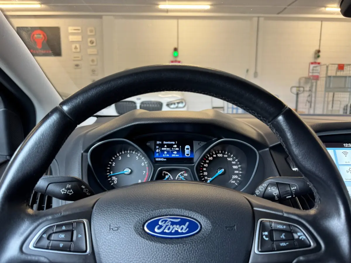 1.0 Lease Edition / NWE DISTR.RIEM !! / VOORRUITVERW. / ALL-SEASON / CRUISE / BLUET. / CARPLAY / PRIVACY GLASS / '16 !
