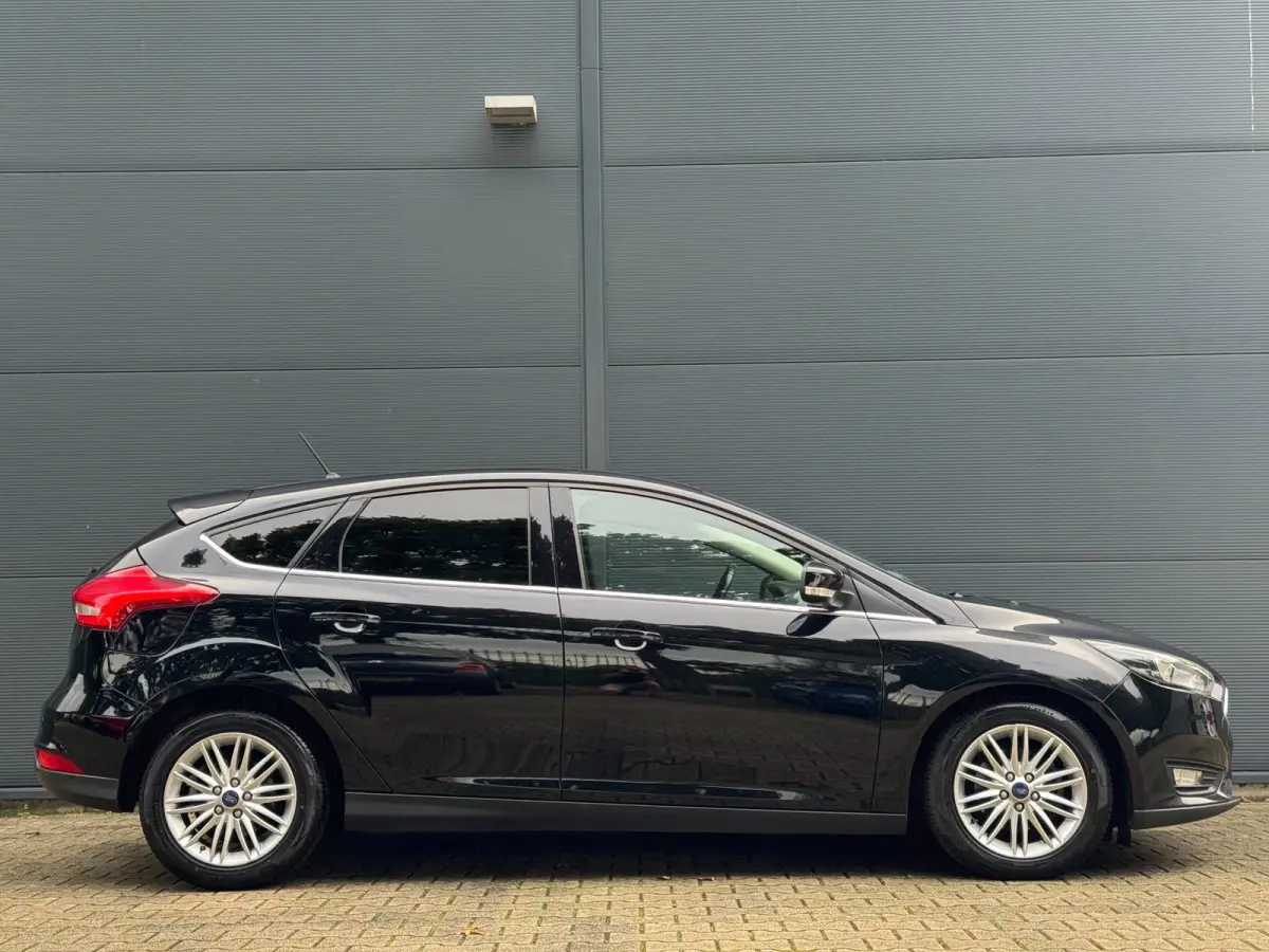 1.0 Lease Edition / NWE DISTR.RIEM !! / VOORRUITVERW. / ALL-SEASON / CRUISE / BLUET. / CARPLAY / PRIVACY GLASS / '16 !