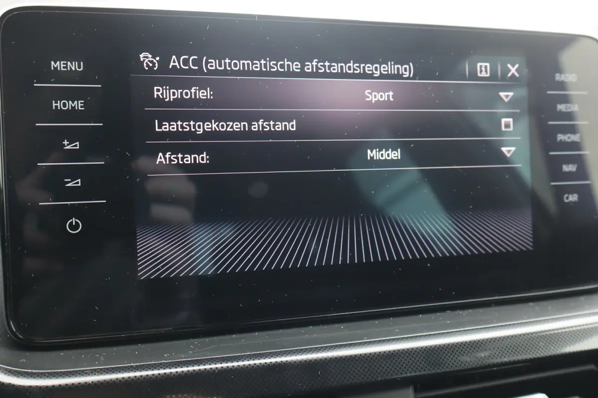 1.0 TSI Sport Business 110PK AUTOMAAT|TREKHAAK | Achteruitrijcamera | Apple Carplay/Android Auto|telefoonintegratie premium | Draadloze telefoonlader