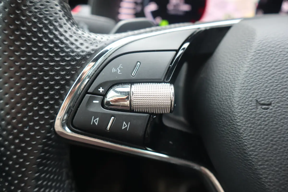 1.0 TSI Sport Business 110PK AUTOMAAT|TREKHAAK | Achteruitrijcamera | Apple Carplay/Android Auto|telefoonintegratie premium | Draadloze telefoonlader