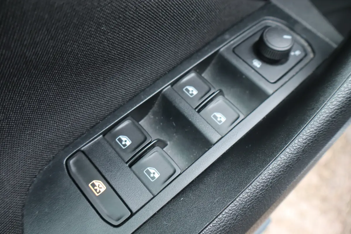 1.0 TSI Sport Business 110PK AUTOMAAT|TREKHAAK | Achteruitrijcamera | Apple Carplay/Android Auto|telefoonintegratie premium | Draadloze telefoonlader