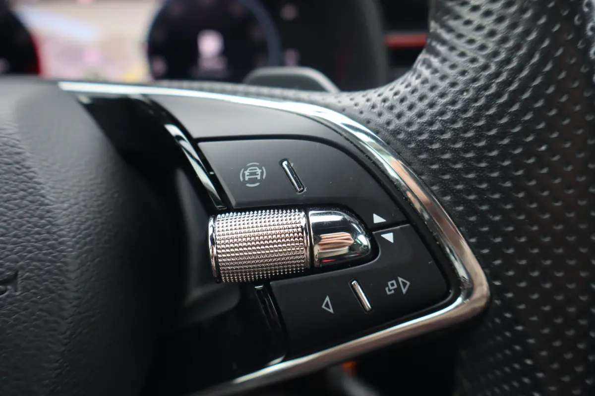 1.0 TSI Sport Business 110PK AUTOMAAT|TREKHAAK | Achteruitrijcamera | Apple Carplay/Android Auto|telefoonintegratie premium | Draadloze telefoonlader