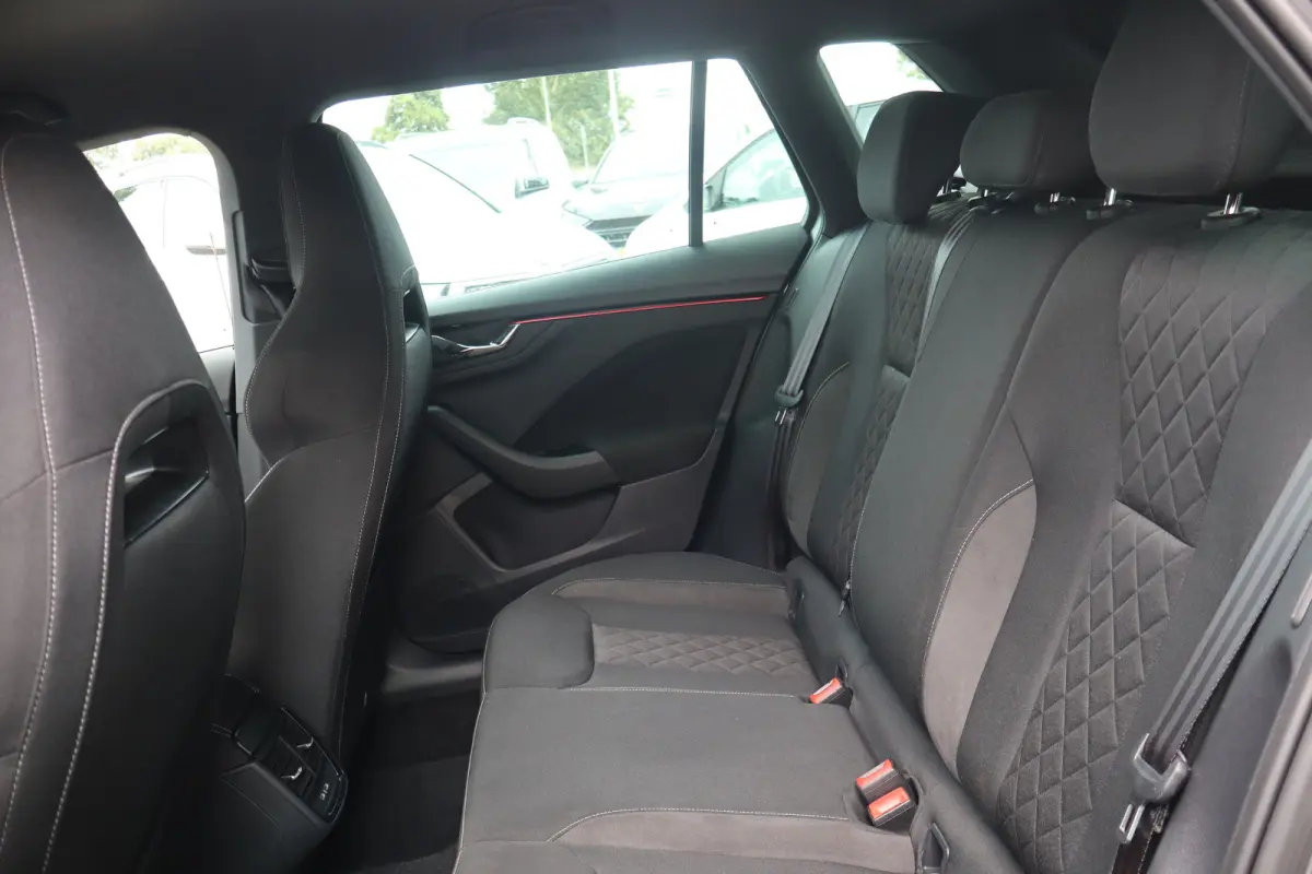 1.0 TSI Sport Business 110PK AUTOMAAT|TREKHAAK | Achteruitrijcamera | Apple Carplay/Android Auto|telefoonintegratie premium | Draadloze telefoonlader