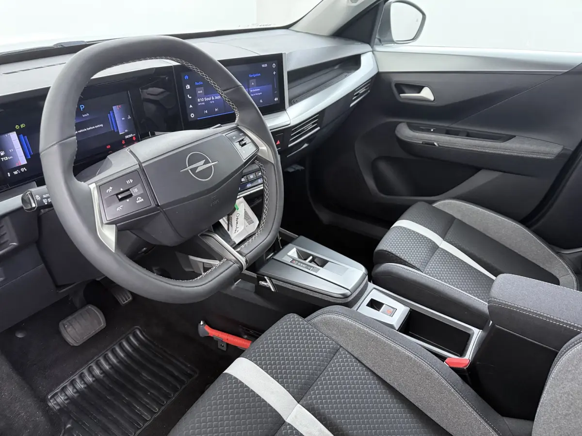 1.2 Turbo Hybrid GS / Navigatie / Camera / Parkeersensoren / Stuur -en Stoelverwarmd / Dodehoek / Carplay / LED