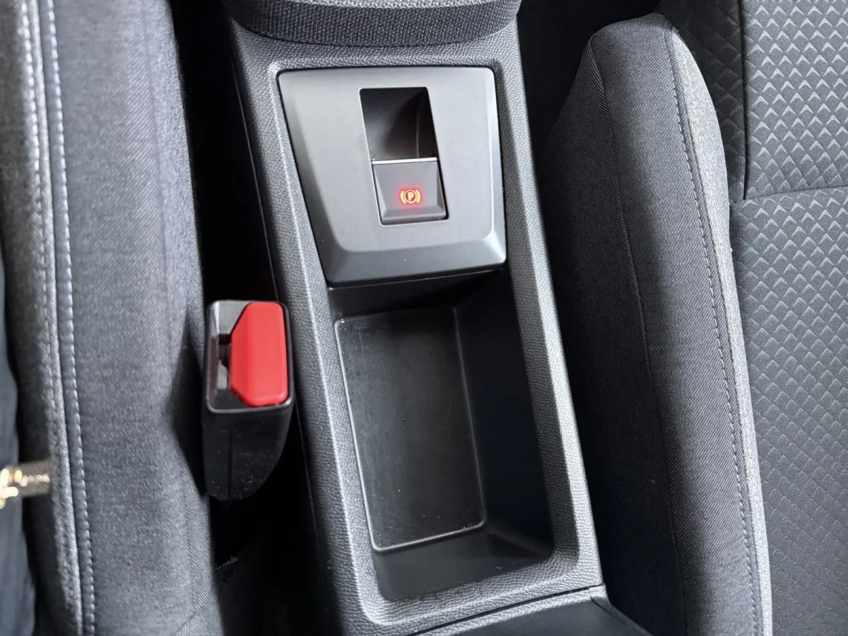 1.2 Turbo Hybrid GS / Navigatie / Camera / Parkeersensoren / Stuur -en Stoelverwarmd / Dodehoek / Carplay / LED
