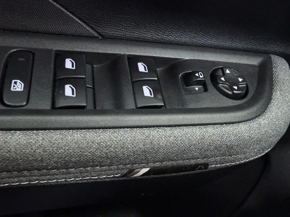 1.2 Turbo Hybrid GS / Navigatie / Camera / Parkeersensoren / Stuur -en Stoelverwarmd / Dodehoek / Carplay / LED