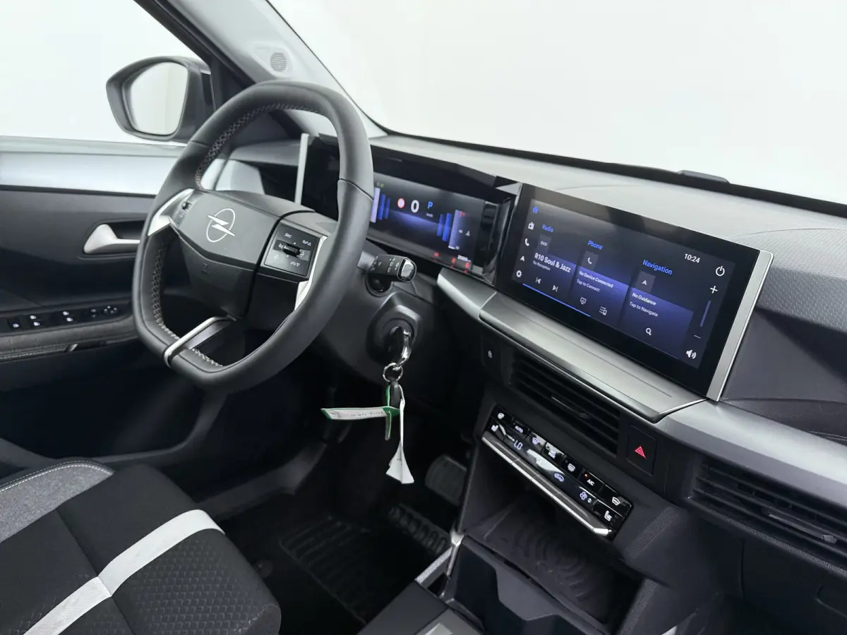 1.2 Turbo Hybrid GS / Navigatie / Camera / Parkeersensoren / Stuur -en Stoelverwarmd / Dodehoek / Carplay / LED
