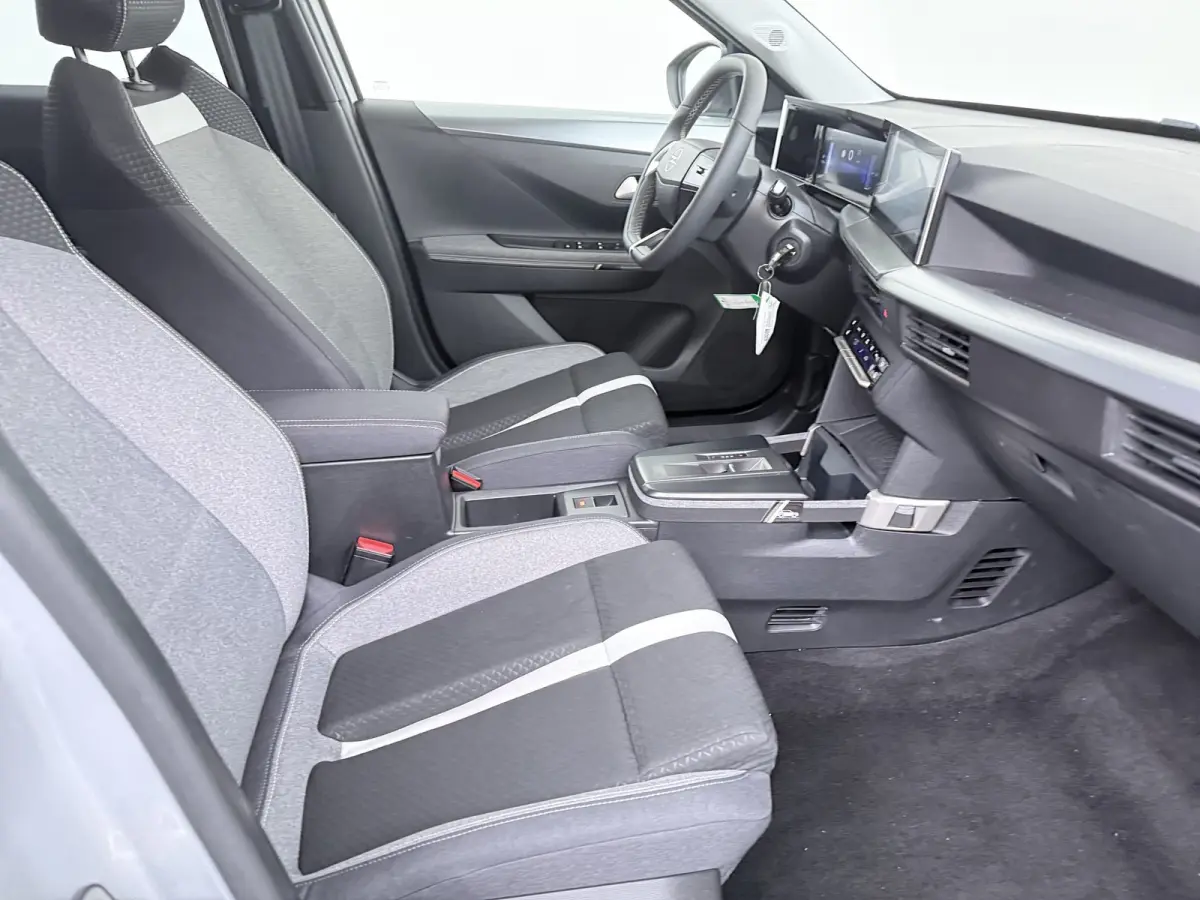 1.2 Turbo Hybrid GS / Navigatie / Camera / Parkeersensoren / Stuur -en Stoelverwarmd / Dodehoek / Carplay / LED