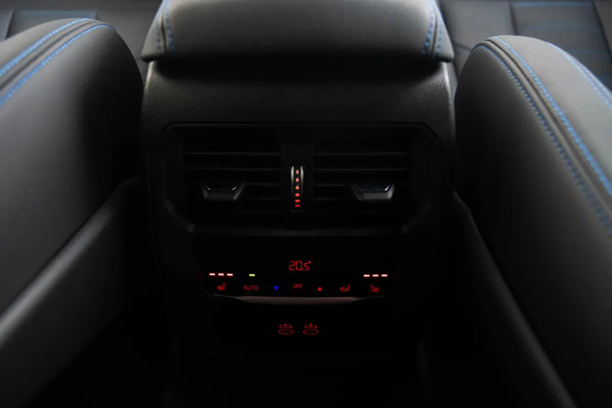 M340d xDrive Business Edition Plus Trekhaak - Panoramadak - Elektrischverstelbare stoelen - Stoelverwarming voor/achter - Getinte/geluiddempende ruiten - Head up - Active Cruise Control -