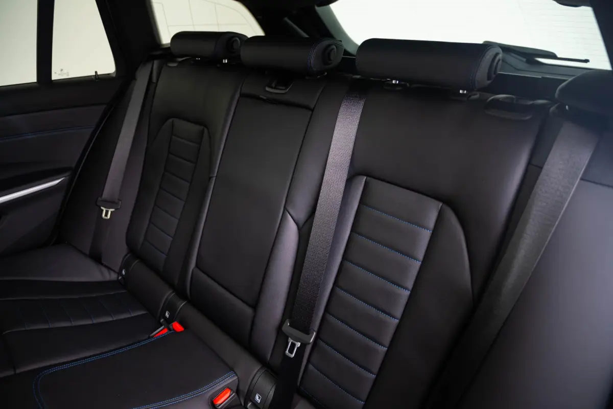 M340d xDrive Business Edition Plus Trekhaak - Panoramadak - Elektrischverstelbare stoelen - Stoelverwarming voor/achter - Getinte/geluiddempende ruiten - Head up - Active Cruise Control -