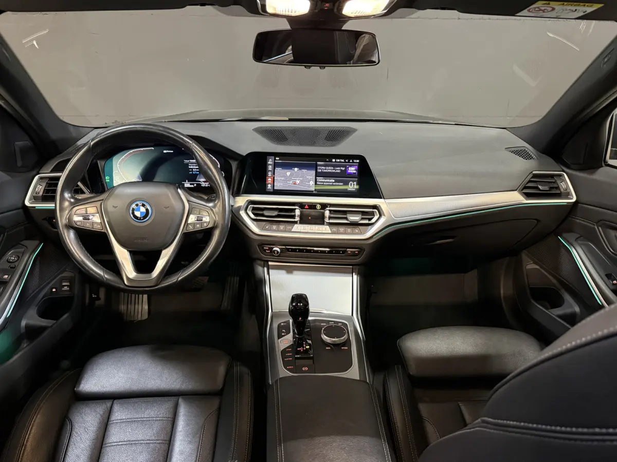 320e Business Edition Plus | Panoramadak | Wegkl. trekhaak | Vol leder