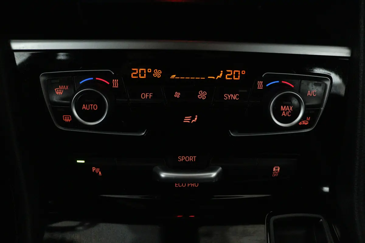 218i High Executive (NAVIGATIE, PARKEERSENSOREN, CRUISE CONTROL)