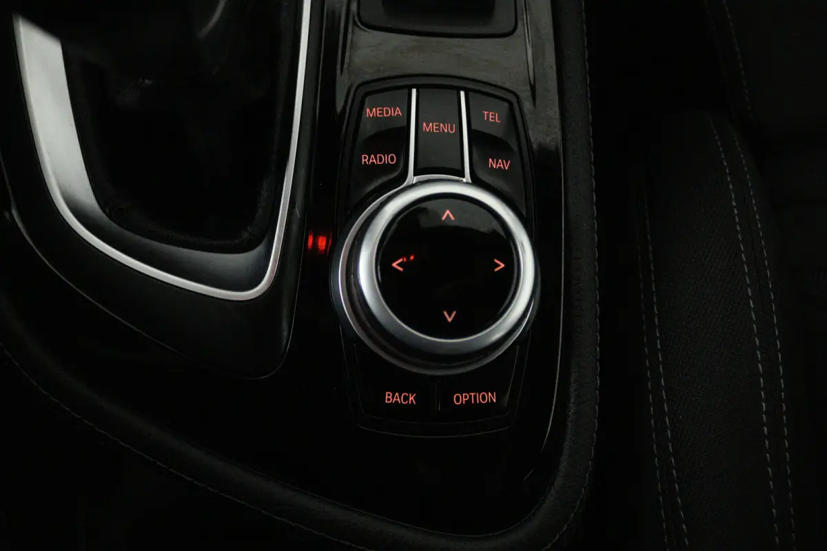 218i High Executive (NAVIGATIE, PARKEERSENSOREN, CRUISE CONTROL)