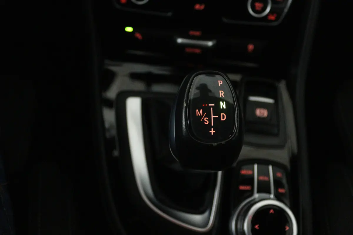 218i High Executive (NAVIGATIE, PARKEERSENSOREN, CRUISE CONTROL)